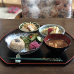 喜楽遊 - 料理写真:野菜たっぷりヘルシーランチセット(玄米のおむすび、じゃがいもの玉子焼き、切り干し大根と厚揚げ、味噌汁)