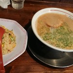 九州ラーメン　片岡製作所 - ラーメン+半チャーハン