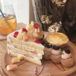 Fukushima Sugar - 桃のショートケーキ
      桃のタルト
      桃のカスレット
      チェリーのエクレア
      紅茶