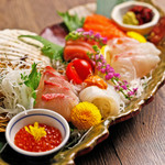 Koshitsu Sumibi To Nihonshu Ginsuke - 鮮度抜群の魚介は、まずはお造りで味わっていただくのがおすすめ