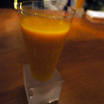 春秋ツギハギ - 100％ジュースには氷が入っていない。代わりに容器が持続的に冷えているものが使用されている。