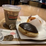 クリスピー・クリーム・ドーナツ - 2019/07 ラテ（アイス）Latte (Iced) T 360円（税別）、チョコ カスタード Chocolate Iced Custard Filled 190円（税別）、ブリュレ グレーズド カスタード Brûlée Glazed Custard 230円（税別）