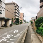 行楽庵 - 駐車場への道。写真右側がお店です。