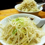 麓郷舎 - 手前が普通、奥が野菜増し