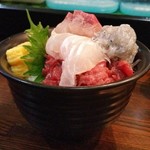 海の幸　翔 - 丼にてんこ盛りのフレッシュ刺身の山。