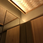 銀座ふじやま - 見上げてびっくり^_^
      トイレに立派な網代天井