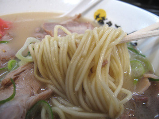 博多ラーメン　膳 天神メディアモール店 - 廉価というカンジのメンではありません。