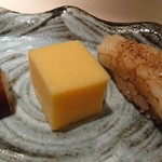 鮨 水月 - 烏賊の印籠詰め、芝海老をすりこんだ卵焼き、穴子 ツメ付。