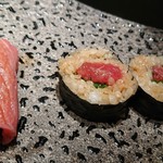 鮨 水月 - 大トロと中トロ分葱巻物をカットして貰います。