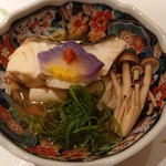 鮨 水月 - スズキのポン酢かけ。下に豆腐、シメジ、九条葱と京麩かんずりのせ。