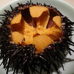 鮨 水月 - 岩手産 紫雲丹。まだ動いてます！