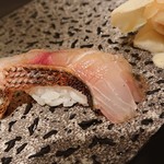 鮨 水月 - 五島列島イサキ。皮は炙ってます。