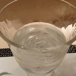 鮨 水月 - お水の氷はまん丸で。