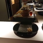 鮨 水月 - 清潔で重厚な1枚板のカウンター席。