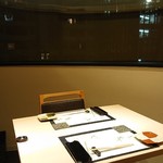 鮨 水月 - 夜景の見える角部屋の半個室。