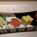 鮨 水月 - 前菜盛合せ。右からゆば刺身、玉蜀黍寄せ豆腐
      山葵漬けたらこ、スナックエンドウ&ヤングコーン酢味噌添え。