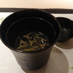 鮨 水月 - 潮汁。白身魚から出汁を取りじゅんさい入り。