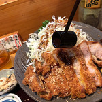 とんかつ しお田 - オリジナルソースはさらっとしてて、衣によく染みるさわやかな甘さです