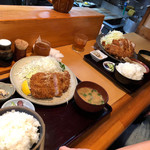 とんかつ しお田 - 手前がロースカツ御膳のふつう。奥がたくさん