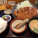 とんかつ しお田 - たっぷりロース御膳。
      ご飯もとん汁もキャベツもたっぷり