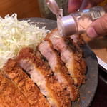 とんかつ しお田 - 最初は卓上のピンクな塩でいただきました