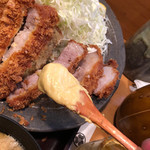とんかつ しお田 - この象牙色のマスタードがクリーミーでなめらか。まさかマスタードまでうまいとは