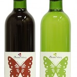 甲斐の国 - プラムや生イチジク、を思わせる果実香と共にハーブのニュアンスも感じられしなやかな酸味と果実味が調和したナチュラルな味わいの赤ワインと山梨県収穫の糖度の高い葡萄を用い、グレープフルーツ、ナシや完熟りんごを思わせる香りと共にさわやかな ハーブのニュアンスを感じる白ワインに仕上げました。
果実味豊かな味わいと柑橘系フルーツを思わせるさわやかな苦み、フルーティな酸味が調和したやさしい味わい。