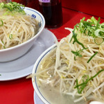 ラーメン福 - ラーメン 600円 (手前：もやし多め、奥：普通)