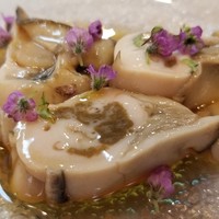 松寿司 - (04)牡蠣(北海道仙鳳趾産)の出汁浸し<肴>
                    産卵期は初夏～初秋、旬は秋～春
                    お酒に浸けて滅菌し火入れせずに提供。
                    プリプリな牡蠣のコクとクリーミーな旨みを堪能
                    日本酒が進みます♪