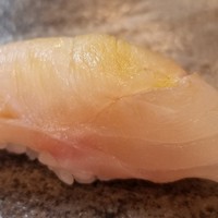 松寿司 - (05)アコウ(兵庫県明石海峡産、2日寝かせ)
                    産卵期は夏、旬は春～夏と秋～冬。
                    40cmで雌→雄に性転換。
                    雌は夏の産卵期に味が落ちるが雄は通年美味しい。
                    脂がのり甘みのある味わいが特徴