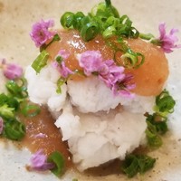 松寿司 - (07)鱧(兵庫県淡路島産)の湯引き、梅(和歌山県産)肉ソース<肴>
                    産卵期は夏、旬は初夏と晩秋の2回
                    鱧は骨などから取った出汁で湯引きしたそうでサッパリしながらも濃縮還元された味わいの濃さがあります