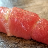 松寿司 - (13)蛇腹(大西洋黒鮪、米国ボストン産)
                      大西洋黒鮪は筋張ったものが多いのですが、150kgまでの魚体を仕入れているそうです。
                      そして脂のりが良く旨みと甘みを感じ、口溶けも滑らか。