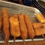 Kushi Katsu Aki Hiro - 串カツ左から豚、海老、イカ、ソーセージ、アスパラベーコン、チーズ