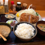 とんかつ しお田 - こちら「ふつう」のロースカツ御膳
      じゅーぶん。じゅーぶん立派