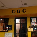 Dining & bar G.G.C - 黄色で目立つ看板