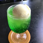 ヨコハマ - クリームソーダ　450円