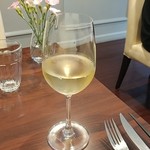 サンパティック - 食事に合わせて白ワインをいただきました