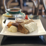 グロッケンブルーメ - おまかせケーキセット(シフォンケーキ、チーズケーキ、オレンジのタルト、チョコレートプリン、アイスクリーム)、紅茶