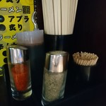 ラーメン天二郎 - 卓上の調味料