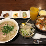 かいちゃん - 鶏肉フォーと豚角煮ご飯セット900円