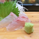 寿司・うなぎ 羽子吾 - イサキのお造り（半分食べちゃった）