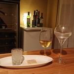 わいんのお店萬 - 右からスパーリングウォーター、白ワイン、カナッペ、じゃがいものスープを飲み干した後のグラス