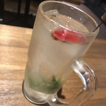 日本の酒場 つちのこ - 金魚。酎ハイに唐辛子とシソの葉。クセになる風味。