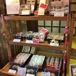 熊屋 - 店内のお菓子のラインナップ
訪問時は3月下旬