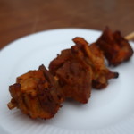 ワイン・タパス＆パエリア ソルナシエンテ - アンダルシア風鶏肉の串焼きアップ