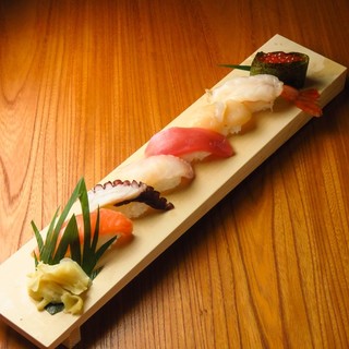 Tori Mommaimon Kyuushuu Umaimon - 居酒屋とは思えないクオリティでご提供する、本格握り寿司。釜で炊く「伊佐米」使用のシャリは、魚の味を感じながらも米の甘味もしっかりと感じられます。おまかせ握りでは季節の旬魚・地魚がお愉しみいただけます。コースでも◎大切な宴会はもちろんですが、接待やお食事会にもおススメ！お子様連れのご家族でのご飯にも◎