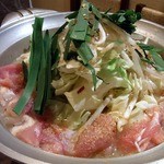 ブルブル、ブルブル、寒いですよね。 こんな日は、お鍋に限りますよね。 って、事でお鍋メニューを見ていると。  ・和牛もつ鍋　１,０８０円（１人前） ・和牛もつつくね鍋　１,３８０円（１人前） ・鶏つく