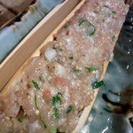 鶏つくねですよ。 鶏つくね、鶏もも、キャベツ、ニラ、モヤシで出来ています。