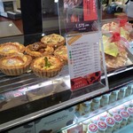 パティシエ エス コヤマ - 店内（キッシュおいしそ～）