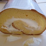 パティシエ エス コヤマ - 小山ロール（切る前）